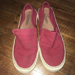 Tom’s deep red burlap slip on size 10 shoes